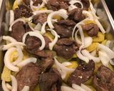 Tepsis csirkemáj, krumplival recept fázis 6 fotója