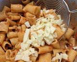 Pas rețetă Paste cu vânătă, roșioare și mozzarella și șunculiță afumată 6 fotografie