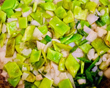 Foto del paso 4 de la receta: EMPANADAS CON MASA CASERA INTEGRAL.RELLENO1)🫛🫛🫛🫛CHAUCHAS🫛—RELLENO2)🥬🥬ESPINACAS🥬