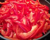 Foto del passaggio 1 della ricetta Pollo con peperoni