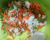 Foto langkah ke 3 dari resep Sawi gulung isi sayuran.