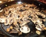 Foto del paso 2 de la receta: ÑOQUIS A LA CREMA DE HONGOS Y PUERRO CON VINO BLANCO