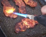 Foto del paso 5 de la receta: Contramuslos de Pollo con Especias y Salsa de Kimchi a la Plancha