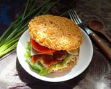 Hình bước làm 5 của món Burger mì gói gà sốt teriyaki