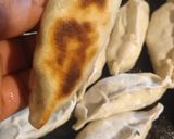 Foto del paso 6 de la receta: Gyoza (empanadas japonesas de cerdo al vapor)