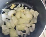 Foto del paso 2 de la receta: Pastas con salchichas en salsa de tomate