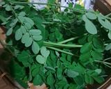 Foto langkah ke 1 dari resep Sayur Bening Daun Kelor.