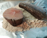 Foto del paso 1 de la receta: Merluza con salsa de manzana y pasas