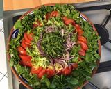 Une image de l'étape 10 de Trio de salades (frisée,roquette,cresson) tomate,oignon rouge et chorizo noir à la feta.