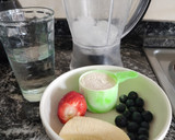 Foto del paso 1 de la receta: Licuado proteico🍓🍌🫐