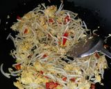 Foto langkah ke 2 dari resep Taoge tumis telur,telur asin.
