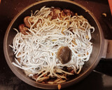 Foto del paso 2 de la receta: Gulas, setas y huevo poché