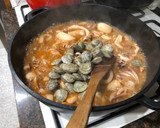 Foto del paso 5 de la receta: Sepia encebollada con almejas y mejillones al vapor