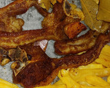 Foto del paso 3 de la receta: Chuletas de cordero mallorquín fritas con ajos, laurel, oliva virgen