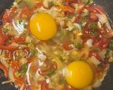 Foto langkah ke 3 dari resep Paprika Sunny Side Up (Omelette)🍳/Telur Ceplok Paprika.