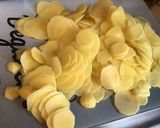 Une image de l'étape 2 de Gratin de pommes de terre façon dauphinoise à l'ail confit et deux fromages.