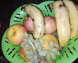 A picture of step 1 of Fruits creamy salad.
