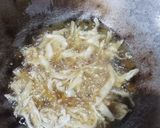 Foto langkah ke 5 dari resep Tumis Jamur Kemangi.