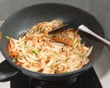 Foto langkah ke 2 dari resep Chao An Cam Fen(stir-fried rice pin noodle).
