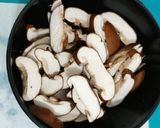 A picture of step 1 of Oyster sauce mushroom.