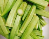 Hình bước làm 1 của món Thịt ba chỉ cuộn đậu bắp