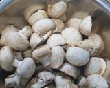 Foto langkah ke 1 dari resep Tumis sayap ayam jamur kancing berkuah.