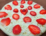 સ્ટ્રોબેરી ચીઝ પીઝા (Strawberry Cheese Pizza Recipe In Gujarati) રેસીપી સ્ટેપ3ફોટો