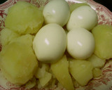 Foto del paso 2 de la receta: Patatas "espachurradas"con huevo duro