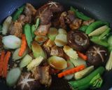 รูปขั้นตอนการทำที่ 3 ของ ผัดผักรวมหมูกรอบ