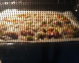 Foto del paso 6 de la receta: Pizza con base de brócoli y nueces con verduras y salmón ahumado