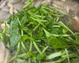 Gambar langkah 4 resipi Sup Sayur Lada Hitam Bayam Hijau dan Cendawan.