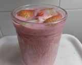 Foto del paso 3 de la receta: Licuado🧊🧃 de fresa y banano🥛🍓🍌