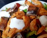 A picture of step 6 of My Sriracha flavoured Chicken on a Salad. 😗.