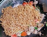 Foto langkah ke 6 dari resep Mie Goreng Bakso.