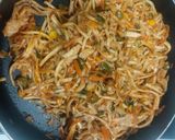A picture of step 4 of Chicken schezwan udon noodles.