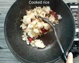 รูปขั้นตอนการทำที่ 2 ของ ข้าวผัดน้ำพริก​กุ้ง​เสียบ​ไข่เค็ม​