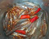 Hình bước làm 1 của món Cá cơm kho cay