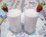 A picture of step 2 of Creamy strawberry shake.