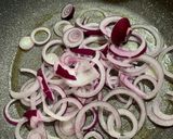 Foto del paso 2 de la receta Bocata de lomo adobado con champiñón y cebolla