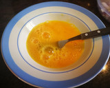 Foto del paso 3 de la receta: Bastoncillos de perca empanados con cebolla caramelizada