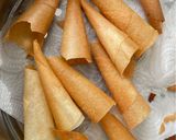 รูปขั้นตอนการทำที่ 1 ของ แผ่นเกี๊ยว🥟ทอดกรวยใส่ไส้ปูอัด🦀และกุ้ง🍤มายองเนส (จากสูตรหนังสือMoods หนังสือเล่มโปรด)🧄🌶️🫑🍤🦀