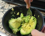 Foto del paso 1 de la receta: Empanadillas de aguacate al horno