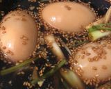 Hình bước làm 3 của món Trứng lòng đào ngâm tương
