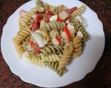 Foto del paso 2 de la receta: Ensalada de pasta con huevo duro, palitos de cangrejo y queso fresco
