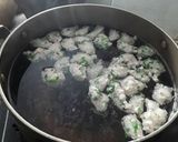 Hình bước làm 4 của món Canh bầu nấu với mọc
