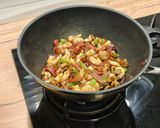 Foto del paso 5 de la receta Wok de pasta corta con tomates secos, champiñón y langostinos al curry