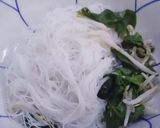 รูปขั้นตอนการทำที่ 2 ของ เส้นหมีหุ่นต้มยำไก่สับ
