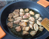 Foto del paso 1 de la receta: Pollo en salsa de tomate y ciruelas