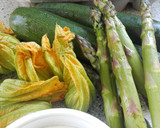 Foto del paso 1 de la receta: Frittata de espárragos trigueros y calabacín con sus flores