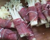 Foto langkah ke 2 dari resep 8. Beef Enoki Roll Saus Gochujang.